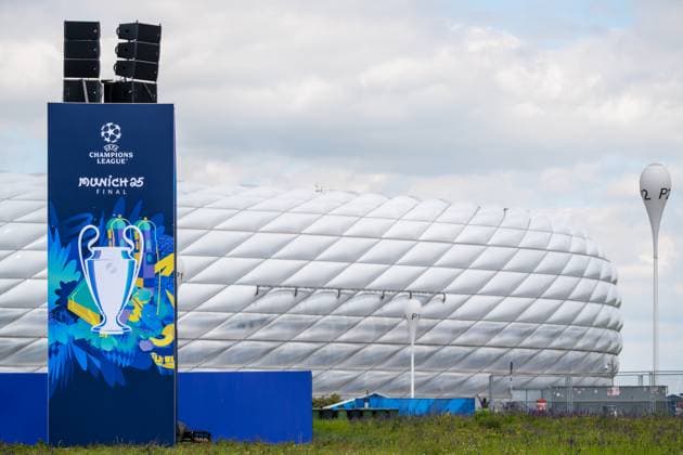 Banner mit UEFA Logo und Schriftzug Munich 25 Final vor der Arena. Eindrücke der Munich Football Arena einen Tag vor dem Finale der UEFA Champions League Inter Mailand gegen Paris Saint-Germain PSG