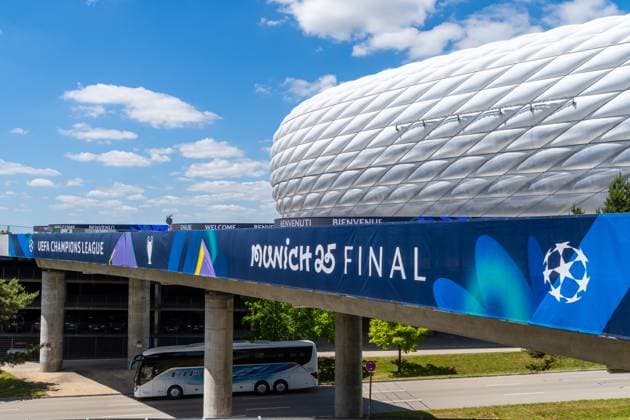 Banner vor der Arena mit Logo der UEFA und Schriftzug Munich 25 Final für das Finalspiel. Eindrücke der Munich Football Arena einen Tag vor dem Finale der UEFA Champions League Inter Mailand gegen Paris Saint-Germain PSG