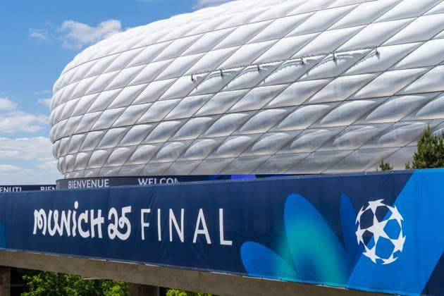Banner vor der Arena mit Logo der UEFA und Schriftzug Munich 25 Final für das Finalspiel. Eindrücke der Munich Football Arena einen Tag vor dem Finale der UEFA Champions League Inter Mailand gegen Paris Saint-Germain PSG