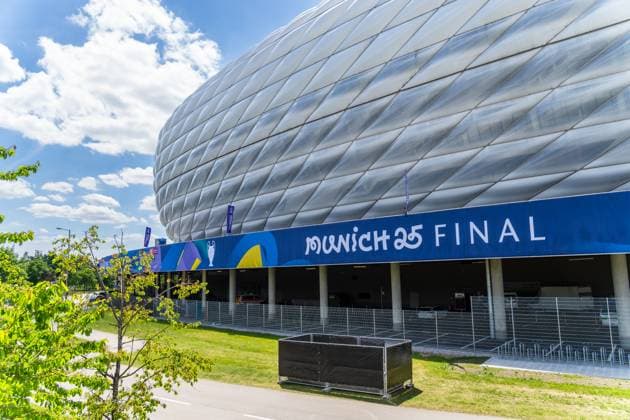 Banner vor der Arena mit Logo der UEFA und Schriftzug Munich 25 Final für das Finalspiel. Eindrücke der Munich Football Arena einen Tag vor dem Finale der UEFA Champions League Inter Mailand gegen Paris Saint-Germain PSG