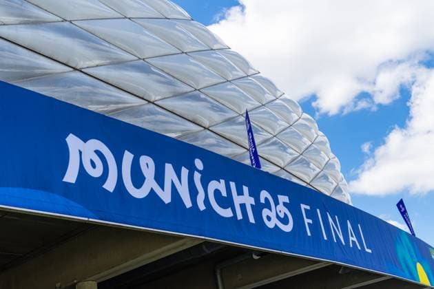 Banner vor der Arena mit Logo der UEFA und Schriftzug Munich 25 Final für das Finalspiel. Eindrücke der Munich Football Arena einen Tag vor dem Finale der UEFA Champions League Inter Mailand gegen Paris Saint-Germain PSG