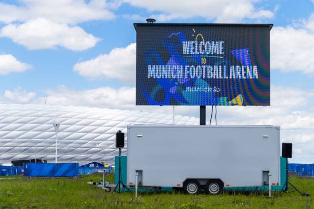 Begrüßung vor dem Stadion auf einem Bildschirm: Welcome to Munich Football Arena. Eindrücke der Munich Football Arena einen Tag vor dem Finale der UEFA Champions League Inter Mailand gegen Paris Saint-Germain PSG