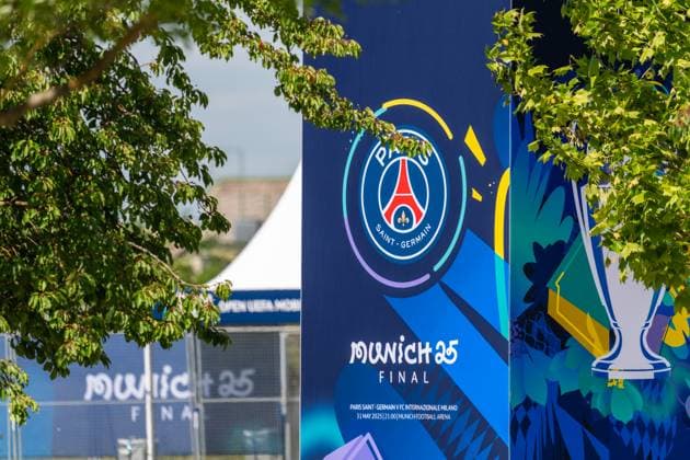 Paris Saint-Germain Logo mit UEFA Munich 25 Final Schriftzug auf einer Säule vor dem Eingang. Eindrücke der Munich Football Arena einen Tag vor dem Finale der UEFA Champions League Inter Mailand gegen Paris Saint-Germain PSG