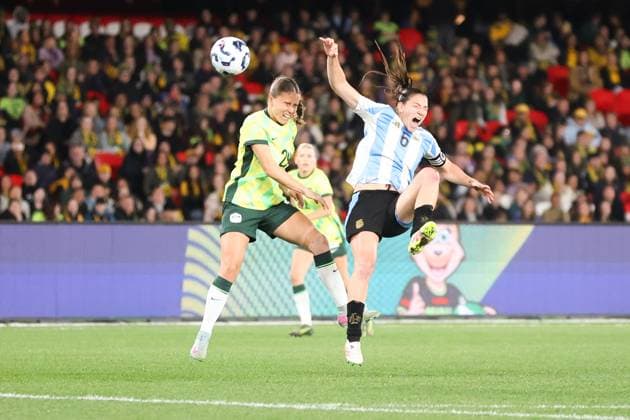 May 30, 2025, Melbourne, Victoria, Australia: MELBOURNE, AUSTRALIA - MAY 30: Bryleeh Henry of Australia competes for the ball with Aldana Cometti of Argentina during an International Friendly, Länderspiel, Nationalmannschaft match between Australia s Matildas and Argentina at Marvel Stadium on May 30, 2025 in Melbourne, Australia. Melbourne Australia - ZUMAp121 20250530_zsp_p121_017 Copyright: xChrisxPutnamx