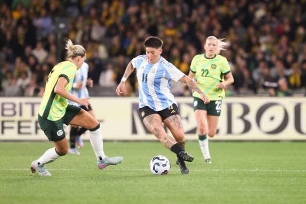May 30, 2025, Melbourne, Victoria, Australia: MELBOURNE, AUSTRALIA - MAY 30: Yamila Rodriguez of Argentina runs with the ball during an International Friendly, Länderspiel, Nationalmannschaft match between Australia s Matildas and Argentina at Marvel Stadium on May 30, 2025 in Melbourne, Australia. Melbourne Australia - ZUMAp121 20250530_zsp_p121_027 Copyright: xChrisxPutnamx