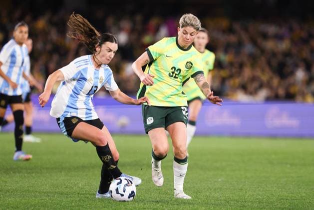 May 30, 2025, Melbourne, Victoria, Australia: MELBOURNE, AUSTRALIA - MAY 30: Michelle Heyman of Australia competes for the ball with Sophia Braun of Argentina during an International Friendly, Länderspiel, Nationalmannschaft match between Australia s Matildas and Argentina at Marvel Stadium on May 30, 2025 in Melbourne, Australia. Melbourne Australia - ZUMAp121 20250530_zsp_p121_037 Copyright: xChrisxPutnamx