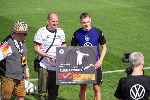 Soccer, Men, 2024 25 season, German national soccer team, public training session in Herzogenaurach at the Adi Dassler Stadium, The national team fan club awards Florian Wirtz for the goal of the year 2024, 30 05 2025, Copyright: xMatthiasxKochx