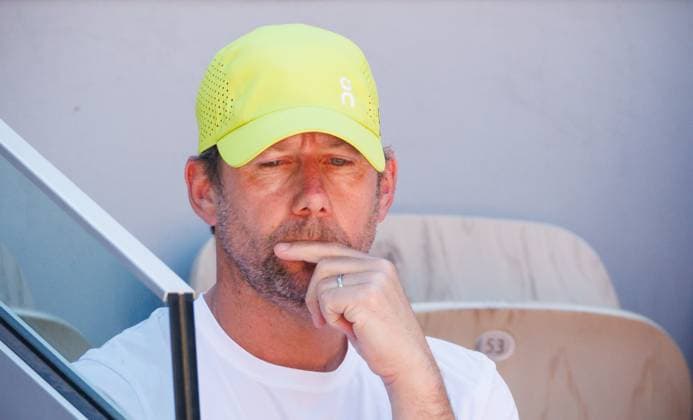 Swiatek s coach Belgian Wim Fissette pictured during a tennis match between Jaqueline Cristian and Iga Swiatek, in the third round of the women s singles at the Roland Garros Grand Slam tennis tournament, Friday 30 May 2025 in Paris, France. The 2025 edition of Roland Garros takes place from May 24th to June 8th 2025. BENOITxDOPPAGNE  x125696859x