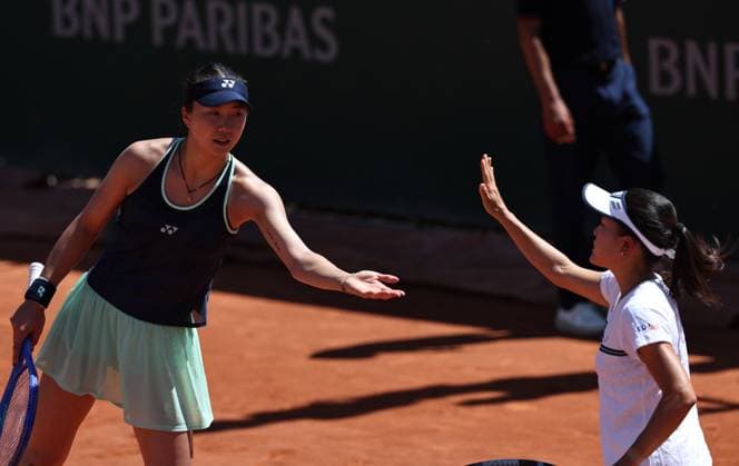 (250530) -- PARIS, May 30, 2025 -- Ninomiya Makoto (R) Tang Qianhui celebrate a point during the women s doubles 2nd round match between Caroline Garcia Diane Parry of France and Ninomiya Makoto of Japan Tang Qianhui of China at the French Open tennis tournament at Roland Garros, Paris, France, May 30, 2025. ) (SP)FRANCE-PARIS-TENNIS-FRENCH OPEN-WOMEN S DOUBLES LixJing 