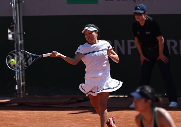 (250530) -- PARIS, May 30, 2025 -- Ninomiya Makoto (L) Tang Qianhui compete during the women s doubles 2nd round match between Caroline Garcia Diane Parry of France and Ninomiya Makoto of Japan Tang Qianhui of China at the French Open tennis tournament at Roland Garros, Paris, France, May 30, 2025. ) (SP)FRANCE-PARIS-TENNIS-FRENCH OPEN-WOMEN S DOUBLES LixJing 