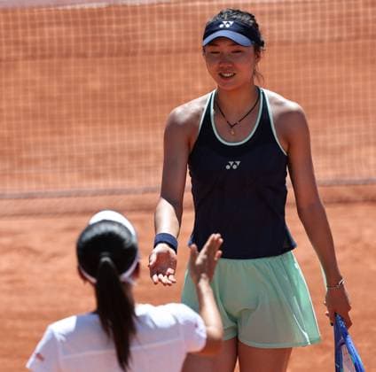 (250530) -- PARIS, May 30, 2025 -- Ninomiya Makoto Tang Qianhui (R) celebrate a point during the women s doubles 2nd round match between Caroline Garcia Diane Parry of France and Ninomiya Makoto of Japan Tang Qianhui of China at the French Open tennis tournament at Roland Garros, Paris, France, May 30, 2025. ) (SP)FRANCE-PARIS-TENNIS-FRENCH OPEN-WOMEN S DOUBLES LixJing 