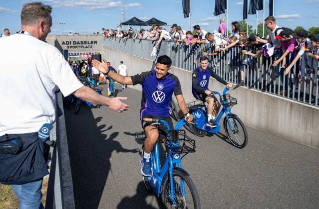 Soccer, men, 2024 25 season, German national soccer team, public training session in Herzogenaurach at the Adi Dassler Stadium, Nadiem Amiri and Pascal Groß on bicycles, 30 05 2025, Copyright: xMatthiasxKochx