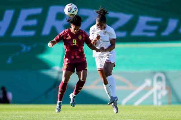 v li Shekiera Martinez Germany, 9 , Kennedy Wesley USA, 5 , header, header duel, game scene, duel in the air, action, action, 30 05 2025, Großaspach Germany , soccer, international match, U23 women, Germany USA, DFB DFL REGULATIONS PROHIBIT ANY USE OF PHOTOGRAPHS AS IMAGE SEQUENCES AND OR QUASI VIDEO xozx