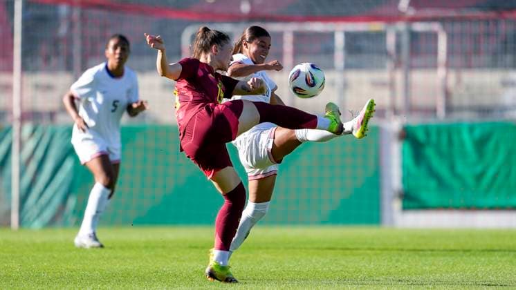 v li Sophie Weidauer Germany, 19 , Samantha Meza USA, 20 , duel, duel, tackle, tackling, dynamics, action, action, 30 05 2025, Großaspach Germany , football, international match, U23 women, Germany USA, DFB DFL REGULATIONS PROHIBIT ANY USE OF PHOTOGRAPHS AS IMAGE SEQUENCES AND OR QUASI VIDEO xozx