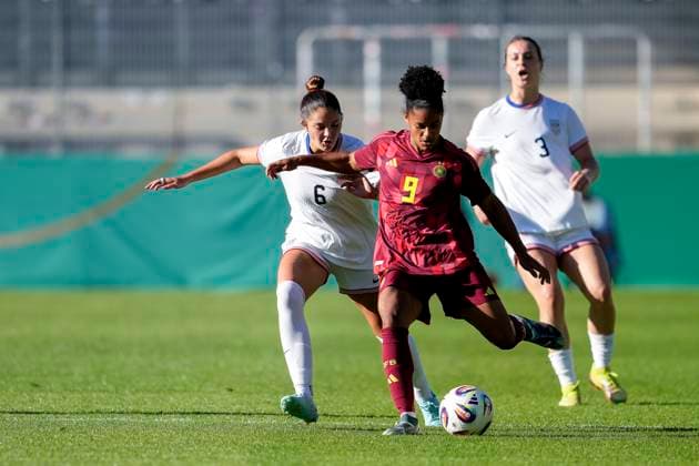v li Riley Jackson USA, 6 , Shekiera Martinez Germany, 9 , Lilly Reale USA, 3 , duel, duel, tackle, tackling, dynamics, action, action, 30 05 2025, Großaspach Germany , soccer, international match, U23 women, Germany USA, DFB DFL REGULATIONS PROHIBIT ANY USE OF PHOTOGRAPHS AS IMAGE SEQUENCES AND OR QUASI VIDEO xozx