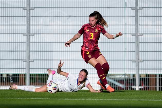 v li Maddie Dahlien USA, 11 , Sarah Mattner Trembleau Germany, 3 , duel, duel, tackle, tackling, dynamics, action, action, 30 05 2025, Großaspach Germany , football, international match, U23 women, Germany USA, DFB DFL REGULATIONS PROHIBIT ANY USE OF PHOTOGRAPHS AS IMAGE SEQUENCES AND OR QUASI VIDEO xozx