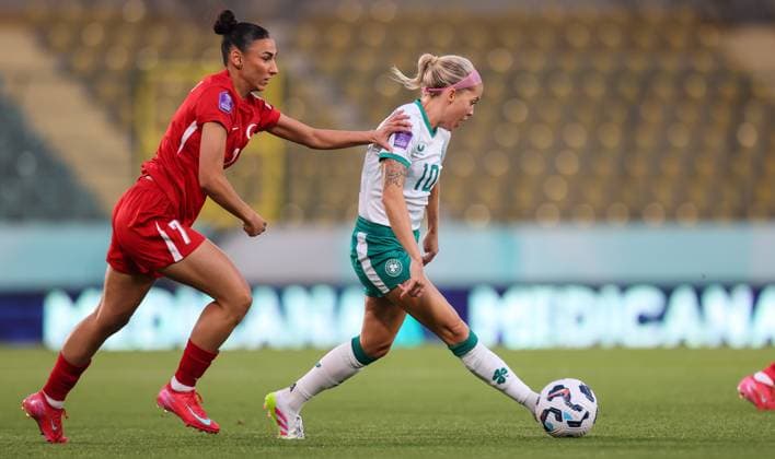 Republic of Ireland WNT Squad Training & press conference, PK, Pressekonferenz Esenler Erok Stadium, Istanbul, Turkey 29 5 2025 Turkey™s Miray Cin with Denise O™Sullivan of Ireland Miray Cin with Denise O™Sullivan 29 5 2025  Copyright: x INPHO RyanxByrnex RB1_3323