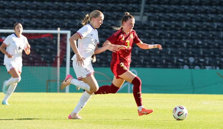 Aspach , Soccer U23 female international match Germany vs. USA , from left Madeline Dahlien USA Sarah Mattner Trembleau D