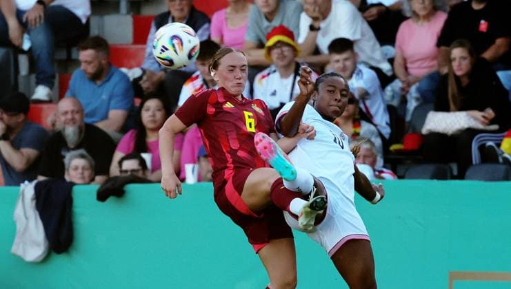 Aspach , Soccer U23 female international match Germany vs. USA , from left Lisanne Gräwe D Jaedyn Shaw USA