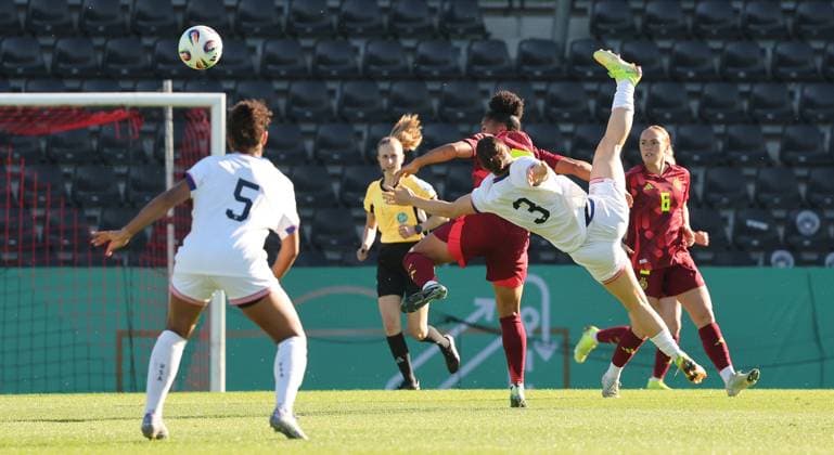Aspach , Soccer U23 female international match Germany vs. USA , from left Shekiera Martinez D Lilly Reale USA