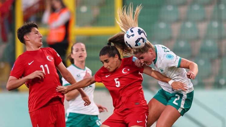 Republic of Ireland WNT Squad Training & press conference, PK, Pressekonferenz Esenler Erok Stadium, Istanbul, Turkey 29 5 2025 Turkey™s Kader Hancar and Sejde Abrahamsson with Jessie Stapleton of Ireland Kader Hancar and Sejde Abrahamsson with Jessie Stapleton 29 5 2025  Copyright: x INPHO RyanxByrnex RB1_4071