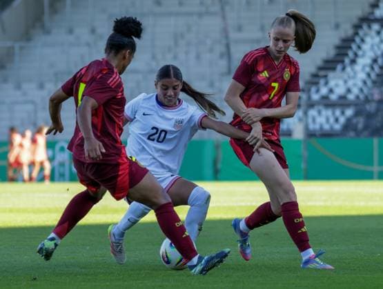 30 05 2025, xhettx, Soccer U 23 Women International Match, Germany USA v l Shekiera Martinez DFB , Samantha Meza USA and Vivien Endemann DFB fight for the ball DFL DFB REGULATIONS PROHIBIT ANY USE OF PHOTOGRAPHS as IMAGE SEQUENCES and or QUASI VIDEO