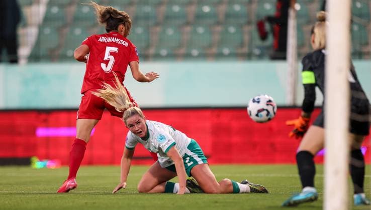 Republic of Ireland WNT Squad Training & press conference, PK, Pressekonferenz Esenler Erok Stadium, Istanbul, Turkey 29 5 2025 Turkey™s Sejde Abrahamsson with Jessie Stapleton of Ireland Sejde Abrahamsson with Jessie Stapleton 29 5 2025  Copyright: x INPHO RyanxByrnex RB1_4082