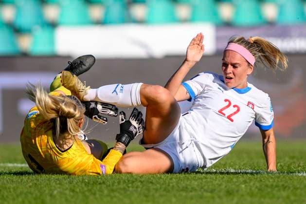 Sport Bilder des Tages From left goalie of Croatia Stephanie Bukovec and Czech Franny Cerna in action during the Women s Football Nations League, B4 Group 5th round match: Czechia vs Croatia in Chomutov, Czech Republic, May 30, 2025. (CTKxPhoto OndrejxHajek) CTKPhotoP2025053007058  CTKPhotoP2025053007058