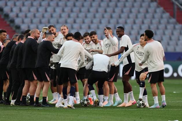 Sport Bilder des Tages Paris Saint-Germain players and technical staff members enjoy a light moment during training on the eve of the UEFA Champions League Final 2025 between Paris Saint-Germain and FC Internazionale Milano at the Munich Football Arena on May 29, 2025 in Munich, Germany. UEFA Champions League Final 2025 - Paris Saint-Germain v FC Internazionale Milano