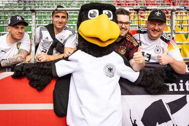 UWNL Germany vs Netherlands 30 05 25 Mascot Paule with the fans UWNL Germany vs Netherlands, Weserstadion on 30 05 25 Copyright: xBEAUTIFULxSPORTS MarioxM.xKobergx