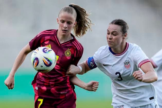 v li Vivien Endemann Germany, 7 , Lilly Reale USA, 3 , duel, duel, tackle, tackling, dynamics, action, action, 30 05 2025, Großaspach Germany , football, international match, U23 women, Germany USA, DFB DFL REGULATIONS PROHIBIT ANY USE OF PHOTOGRAPHS AS IMAGE SEQUENCES AND OR QUASI VIDEO xozx
