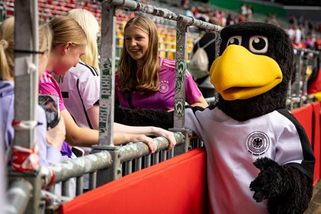 UWNL Germany vs Netherlands 30 05 25 Mascot Paule with the fans UWNL Germany vs Netherlands, Weserstadion on 30 05 25 Copyright: xBEAUTIFULxSPORTS MarioxM.xKobergx