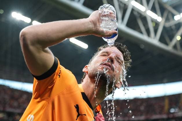 Sport Bilder des Tages Galatasaray v RAMS Basaksehir - Turkish Super Lig ISTANBUL, TURKIYE - MAY 30: Dries Mertens of Galatasaray pours water on his face during Turkish Super Lig match between Galatasaray and RAMS Basaksehir at RAMS Park in Istanbul, Turkiye on May 30, 2025. Hakan Akgun Anadolu Istanbul Turkey. Editorial use only. Please get in touch for any other usage.  Copyright: x2025xAnadoluxHakanxAkgunx