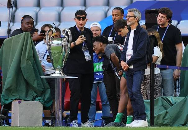 IShowSpeed looks at the Champions League trophy Paris Saint-Germain Training Session, UEFA Champions League Final, Football, Allianz Arena, Munich, Germany - 30 May 2025 EDITORIAL USE ONLY No use with unauthorised audio, video, data, fixture lists, club league logos or live services. Online in-match use limited to 120 images, no video emulation. No use in betting, games or single club league player publications.  Copyright: xMichaelxZemanek Shutterstockx 15330915u