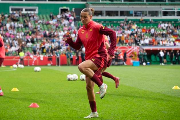 GER, Bremen, Soccer, Womens Soccer, UEFA Womens Nations League, Matchday 5, Germany vs Netherlands in picture v l Carlotta Wamser GER 05 , at warm up 30 05 2025, Weserstadion Bremen UEFA REGULATIONS PROHIBIT ANY USE OF PHOTOGRAPHS AS IMAGE SEQUENCES AND OR QUASI VIDEO, Copyright: HMBxMedia PaulxFritz