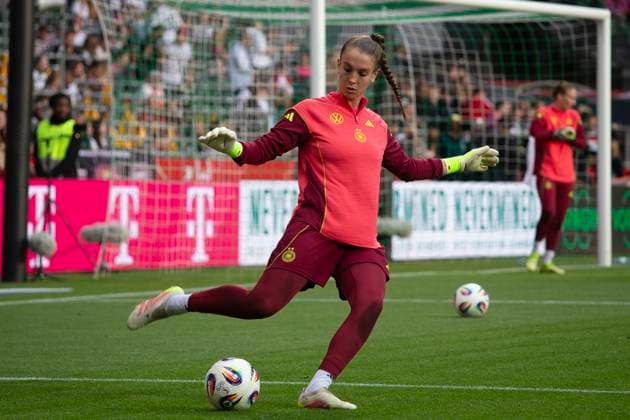 GER, Bremen, Soccer, Womens Soccer, UEFA Womens Nations League, Matchday 5, Germany vs Netherlands pictured v l Ena Mahmutovic GER 21 , at warm up 30 05 2025, Weserstadion Bremen UEFA REGULATIONS PROHIBIT ANY USE OF PHOTOGRAPHS AS IMAGE SEQUENCES AND OR QUASI VIDEO, Copyright: HMBxMedia PaulxFritz