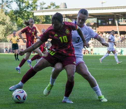 30 05 2025, xhettx, Soccer U 23 Women International Match, Germany USA v l Gia Corley DFB claims the ball against Lilly Reale USA DFL DFB REGULATIONS PROHIBIT ANY USE OF PHOTOGRAPHS as IMAGE SEQUENCES and or QUASI VIDEO