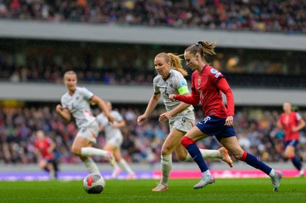 250530 Glodis Viggosdottir of Iceland and Caroline Graham Hansen of Norway during the UEFA Women™s Nations League football match between Norway and Iceland on May 30, 2025 in Trondheim Photo Vegard Grott BILDBYRAN kod VG VG0755 bbeng fotboll football soccer fotball nations league landskamp norge norway dam iceland island uefa womens nations league  Copyright: VEGARDxGRoTT BB250530VG067