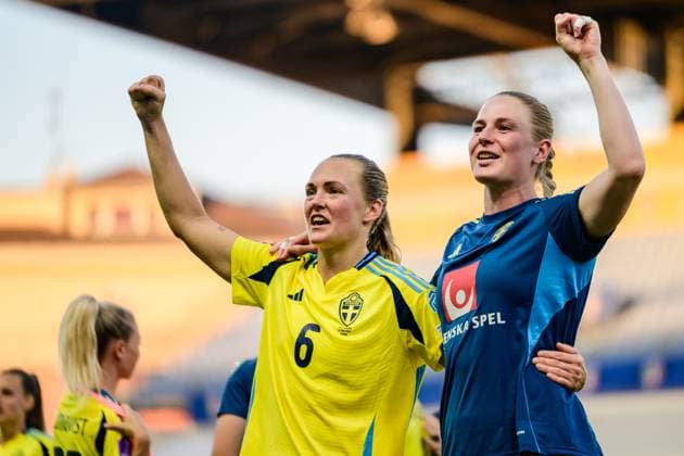 250530 Magdalena Eriksson and goalkeeper Tove Enblom of Sweden after the Women s Nations League football match between Italy and Sweden on May 30, 2025 in Parma Photo Ludvig Thunman BILDBYRAN code LT LT0706 fotboll football soccer fotball nations league uefa womens nations league italien italy sverige sweden dam bbeng jubel  Copyright: LUDVIGxTHUNMAN BB250530LT128