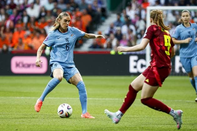 BREMEN - Jill Roord of Holland in action against Sjoeke NoÂ¼sken of Germany during a Nations League match between Germany and the Netherlands on May 30, 2025 in Bremen, Germany. ANP VINCENT JANNINK xVIxANPxSportx xxANPxIVx 529019449 originalFilename: 529019449.jpg