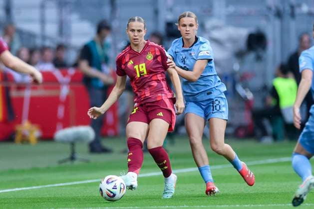 Klara Buehl Germany and Kerstin Casparij Netherlands battle for the ball, UEFA Women s Nations League 2024 25 Grp A1 MD5, Germany and Netherlands, Weserstadion on May 30, 2025 in Bremen, Germany Photo by Marco Steinbrenner DeFodi Images Klara Buehl Germany and Kerstin Casparij Netherlands battle for the ball, UEFA Women s Nations League 2024 25 Grp A1 MD5, Germany and Netherlands, Weserstadion, May 30, 2025 in Bremen, Germany Photo by Marco Steinbrenner DeFodi Images