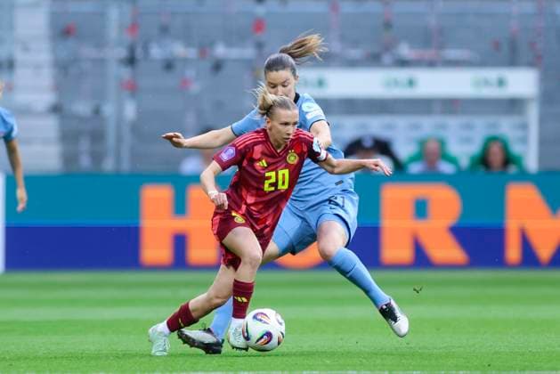Elisa Senss Germany and Damaris Egurrola Netherlands battle for the ball, UEFA Women s Nations League 2024 25 Grp A1 MD5, Germany and Netherlands, Weserstadion on 30 May 2025 in Bremen, Germany Photo by Marco Steinbrenner DeFodi Images Elisa Senss Germany and Damaris Egurrola Netherlands battle for the ball, UEFA Women s Nations League 2024 25 Grp A1 MD5, Germany and Netherlands, Weserstadion, May 30, 2025 in Bremen, Germany Photo by Marco Steinbrenner DeFodi Images