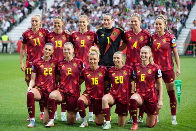 GER, Bremen, Soccer, Womens Soccer, UEFA Womens Nations League, Matchday 5, Germany vs Netherlands in picture v l Team photo Germany 30 05 2025, Weserstadion Bremen UEFA REGULATIONS PROHIBIT ANY USE OF PHOTOGRAPHS AS IMAGE SEQUENCES AND OR QUASI VIDEO, Copyright: HMBxMedia PaulxFritz