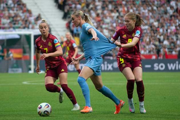 GER, Bremen, Soccer, Womens Soccer, UEFA Womens Nations League, Matchday 5, Germany vs Netherlands in the picture from l Giulia Gwinn GER 07 , Jil Roord NED 06 , Sjoeke Nuesken GER 09 ,Duel for the ball 30 05 2025, Weserstadion Bremen UEFA REGULATIONS PROHIBIT ANY USE OF PHOTOGRAPHS AS IMAGE SEQUENCES AND OR QUASI VIDEO, Copyright: HMBxMedia PaulxFritz