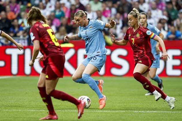 BREMEN - Jill Roord of Holland in action against Giulia Gwinn of Germany during a Nations League match between Germany and the Netherlands on May 30, 2025 in Bremen, Germany. ANP VINCENT JANNINK xVIxANPxSportx xxANPxIVx 529019724 originalFilename: 529019724.jpg