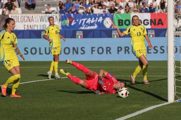 Jennifer Falk (Sweden) saves the ball during UEFA Women s Nations League 2025 - Qualification - Italy vs Sweden, Football UEFA Nations Leage match in Parma, Italy, May 30 2025  Copyright: xLorenzoxCattani IPAxSportx xipa-agency.netx xx IPA_58426255 IPA_Agency_IPA58426255