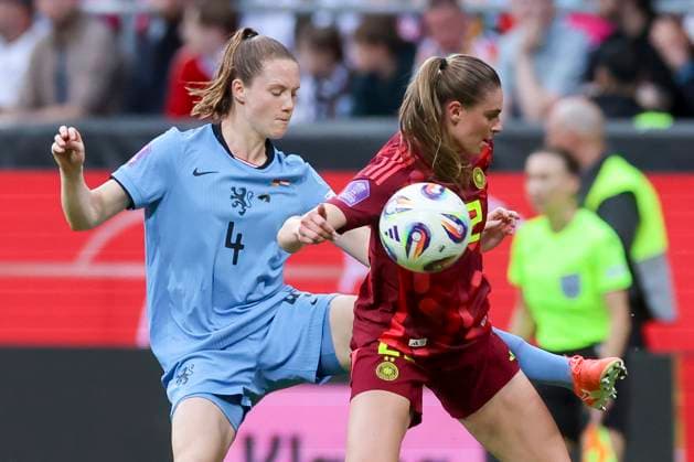 Veerle Buurman Netherlands and Jule Brand Germany battle for the ball, UEFA Women s Nations League 2024 25 Grp A1 MD5, Germany and Netherlands, Weserstadion on May 30, 2025 in Bremen, Germany Photo by Marco Steinbrenner DeFodi Images Veerle Buurman Netherlands and Jule Brand Germany battle for the ball, UEFA Women s Nations League 2024 25 Grp A1 MD5, Germany and Netherlands, Weserstadion, May 30, 2025 in Bremen, Germany Photo by Marco Steinbrenner DeFodi Images