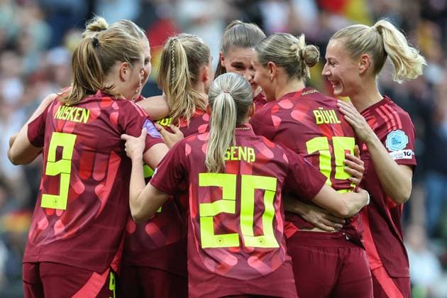 UEFA Womens Nations League Germany Netherlands on 30 05 2025 at Weserstadion in Bremen Cheers, goal celebration, goal scorer, goal scorer Linda Dallmann Germany 16 celebrates with the team after scoring to make it 1 - 0 MH