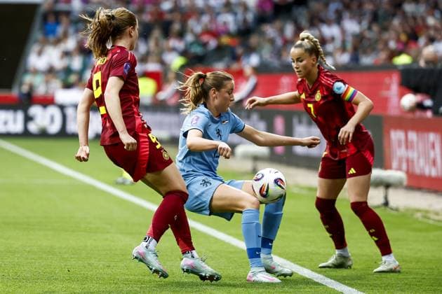 BREMEN - (l-r) Sjoeke NoÂ¼sken of Germany, Wieke Kaptein of Holland, Giulia Gwinn of Germany during a Nations League match between Germany and the Netherlands on May 30, 2025 in Bremen, Germany. ANP VINCENT JANNINK xVIxANPxSportx xxANPxIVx 529020479 originalFilename: 529020479.jpg