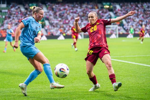 30 05 2025 Womens soccer, UEFA Womens Nations League, Germany Netherlands at the Weserstadion in Bremen Hollands Jackie Groenen l and Germanys Elisa Senß battle for the ball Copyright: xThomasxHaeslerx